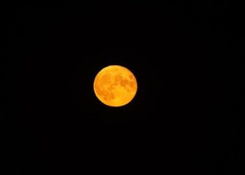 Crete skies turn eerie orange after Sahara dust storm – video – The Guardian