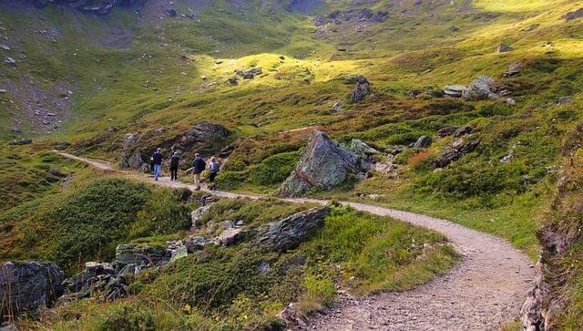 Trekking Across Switzerland, Guided by locals’ Hand-Drawn Maps - The New York Times