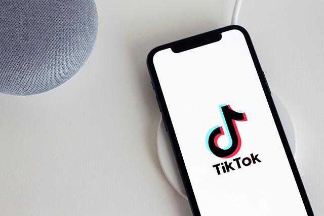 Impact ⁢of TikTok on Youth: Analyzing the Risks and Dangers