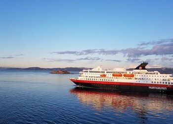 Cruise ships passengers in Gibraltar issued nuclear submarine warning – Express