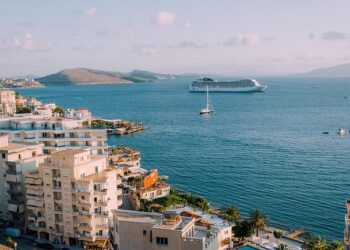 Greece’s Santorini welcomes first cruise ship after quakes | Daily Sabah – Daily Sabah