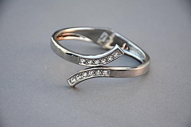 The‌ Romantic History: The Love⁤ Story Behind⁢ the Engagement