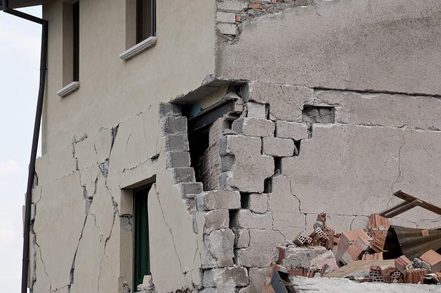 Impact and aftermath of the M6.5 Earthquake on Jan Mayen