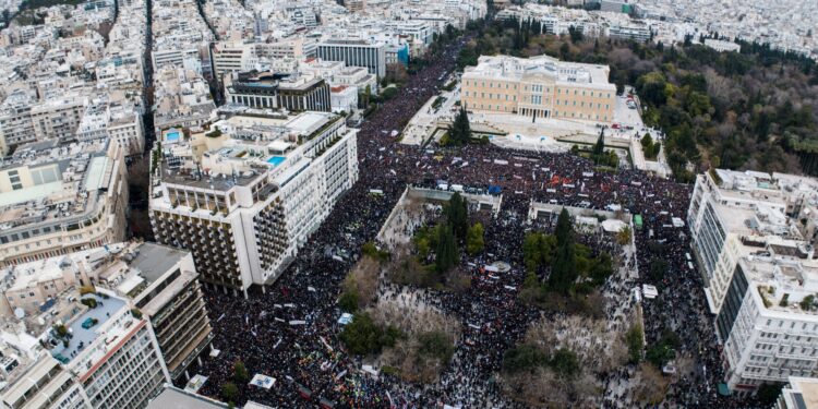 Unstoppable Waves of Protest in Athens: Strikes Ground Ships, Planes, and Trains Over Wage Disputes!