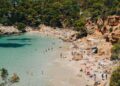 Mysterious Substance Washes Ashore, Forcing Beach Closures in Spain’s Valencia Region