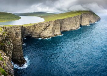 Discover the Stunning Island with a Breathtaking ‘Floating Lake’ Known as Mother Nature’s Infinity Pool