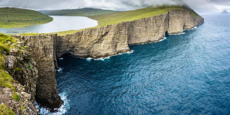 Discover the Stunning Island with a Breathtaking ‘Floating Lake’ Known as Mother Nature’s Infinity Pool