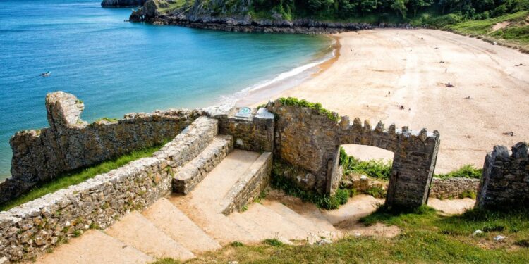 7 Stunning UK Beaches You Absolutely Can’t Miss This Summer