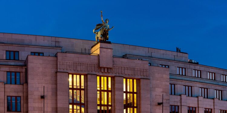 Czech National Bank Makes Bold Moves with Big Buys in Palantir and Coinbase Stocks