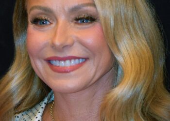 Kelly Ripa, Mark Consuelos speak with David Muir about rooting for the underdogs as new Italian soccer team owners – ABC News