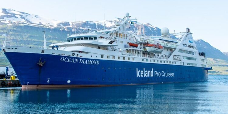 I sailed all around Iceland on a small luxury cruise. My $6,500 trip was a surprisingly incredible value. – Business Insider