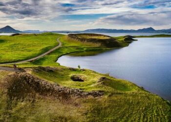 Over half of Icelandic viewers pay for foreign streaming, Siminn TV more popular than Syn – Telecompaper