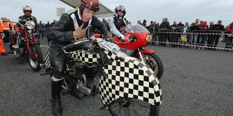 Fans praise ‘breathtaking’ racing at Isle of Man Classic TT – BBC
