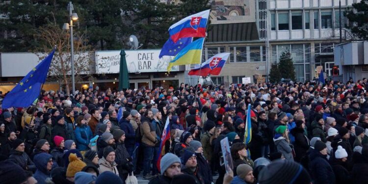 Thousands in Slovakia gather in renewed protest against pro-Russian policies of Prime Minister Fico – AP News