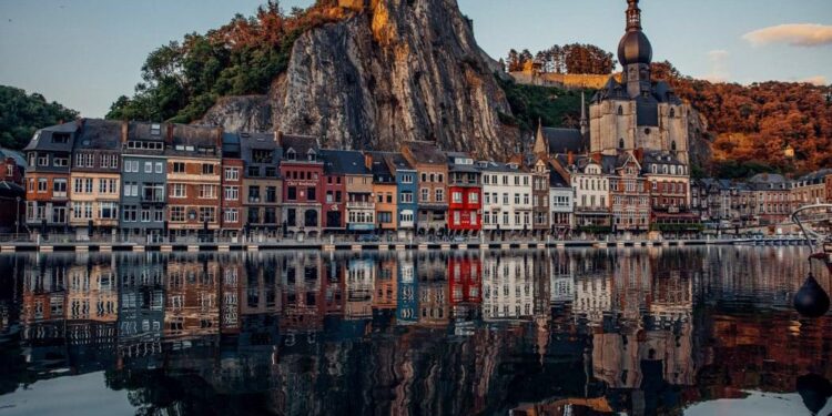 Belgium Delays Budget to December, Averting Government Collapse – Bloomberg.com