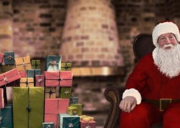 Santa Claus feeds sharks and fish at Malta National Aquarium – Reuters Connect