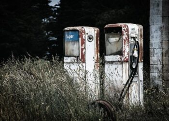 Reversing petrol car ban is economic self-harm, Spain’s Sanchez warns – Euractiv