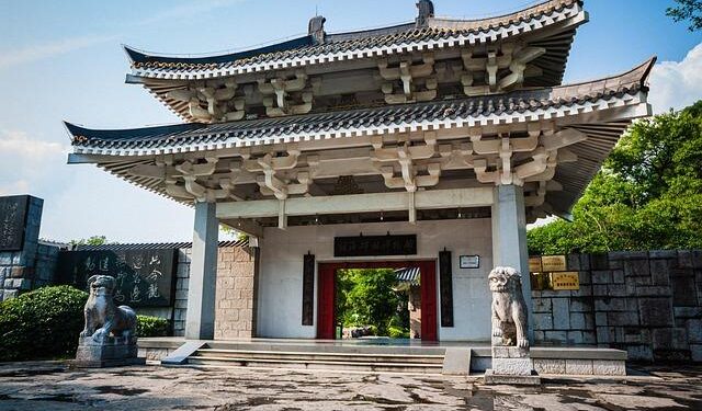 Isle of Man TT 2025: Dunlop dominance, untouchable Crowes, and rain – Goodwood