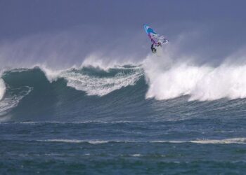 Tourists Ignore Rogue Wave Warnings at Iceland’s Deadliest Beach (Video) – SURFER Magazine