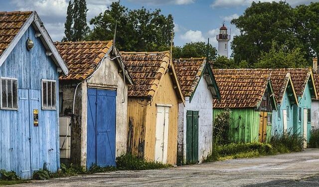 France PM survives no-confidence vote over forced budget – RFI