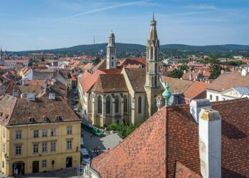 Hungary Minister Backs Russian Energy Against EU, Opposition – Bloomberg