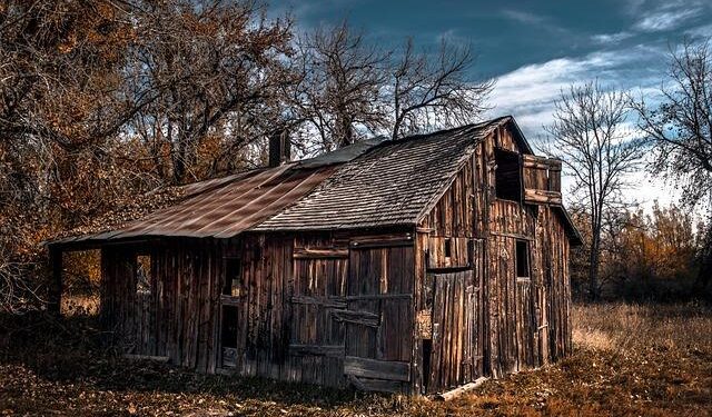 two-centuries old farmhouse and contemporary extension face off in austrian hillscape – Designboom