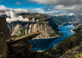 Norway police investigate diplomat over Epstein links – BBC