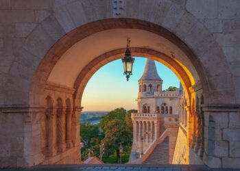 Hungary’s Orban deploys AI-made scare ads in close election – dw.com