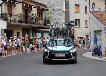 Wiebes outsprints Le Court and Vollering to win Tour de France Femmes opening stage – The Guardian