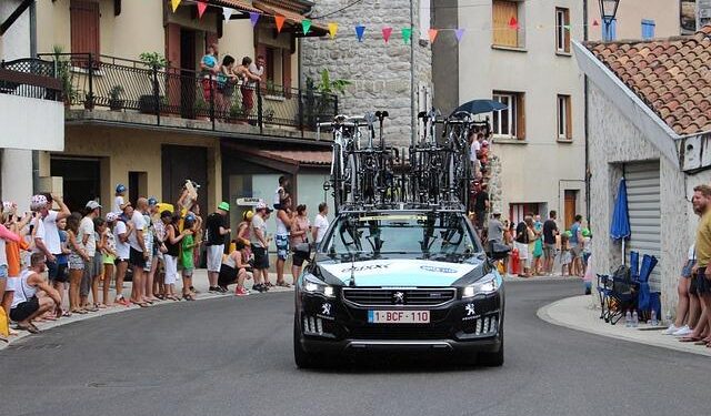 Wiebes outsprints Le Court and Vollering to win Tour de France Femmes opening stage – The Guardian
