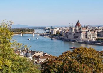 Video: Hungary sinks barges in Danube to keep nuclear plant operating – livetube.tv