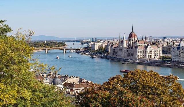 Video: Hungary sinks barges in Danube to keep nuclear plant operating – livetube.tv