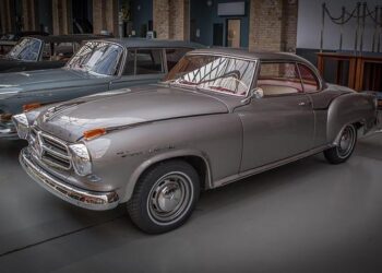 People visit vintage car show in Minsk, Belarus – Xinhua