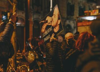 Masked anti-migrant protesters block access to key UK Channel port – euractiv.com