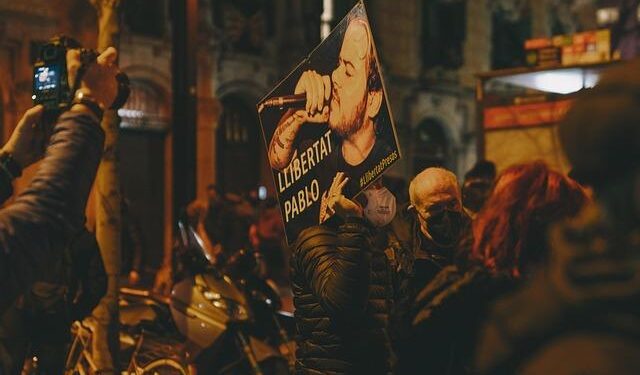 Masked anti-migrant protesters block access to key UK Channel port – euractiv.com