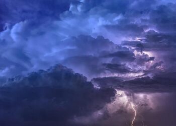 Storm continues to batter Latvia on Sunday, widespread power cuts / Article – LSM