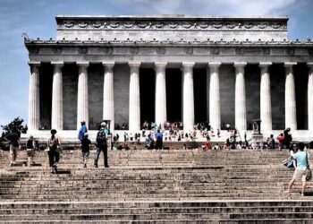 4 American tourists dead after building explosion and collapse in Athens – CBS News